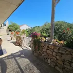 Angela Konukevi 3*