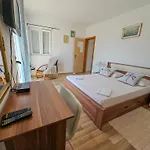 Angela Konukevi 3*