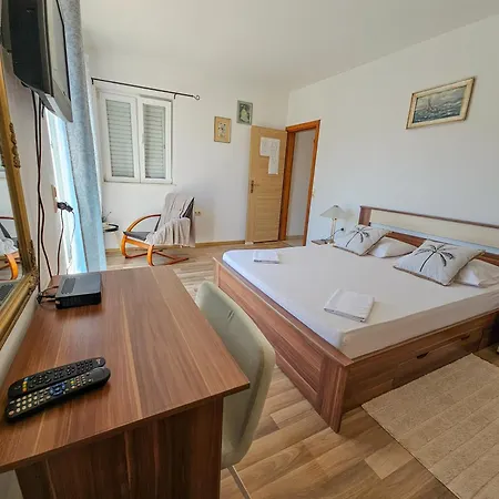 Angela Gostinjska kuća 3*