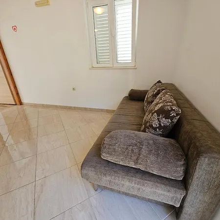 Angela Gostinjska kuća 3*